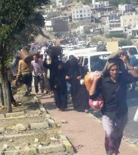 عشرات الأسر النازحة قسراً من المدينة القديمة ب#تعز تصل إلى عدن