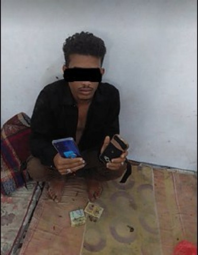 الحزام الامني قطاع كريتر يضبط شخص يمتهن سرقة الجوالات ومبالغ مالية