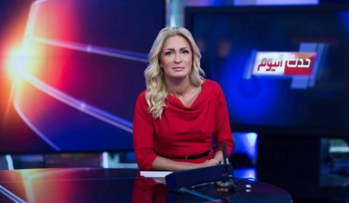 مذيعة شهيرة تنحني "خجلا" لأكاديمي يمني.. السبب!