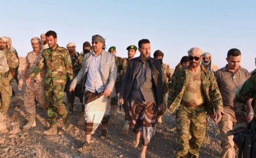 الرئيس الزُبيدي يتفقد الأبطال المرابطين في الخطوط الأمامية بجبل العُر (صور)