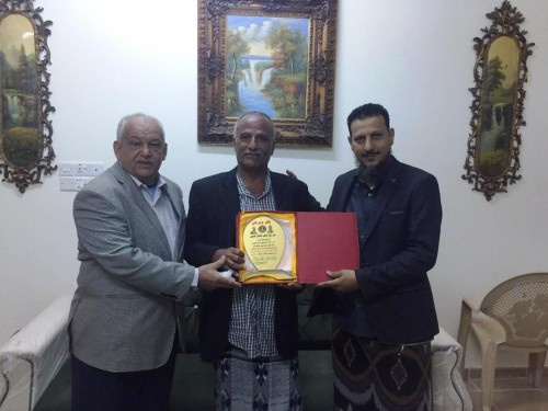 شيخ والوالي يكرمان مدير مكتب الصحة بلبعوس يافع تقديراً لجهوده خلال حرب ٢٠١٥