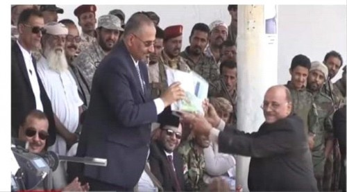 باحث أكاديمي يهدي إصدارته لضيف يافع الكبير القائد عيدروس الزبيدي