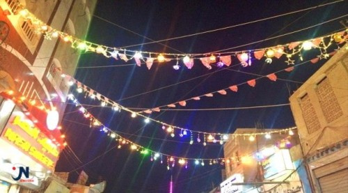 "مُرحّب مُرحّب يا رمضان" عدن وأضواء الزينة.. رسالة مشعَّة بلون الحياة والأمل