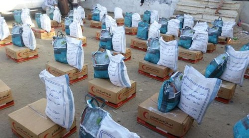 الهلال الإماراتي يوزع سلال غذائية على النازحين والمرابطين في جبهات يافع