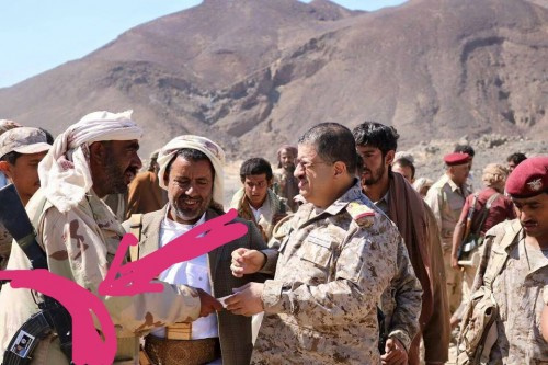 بالصورة.. فضيحة المقدشي يستقبل عنصر ارهابي وعلى سلاحة شعار داعش