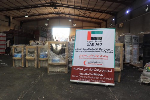 الإمارات تبدأ حملة توزيع برادات المياه للمساجد في المحافظات المحررة