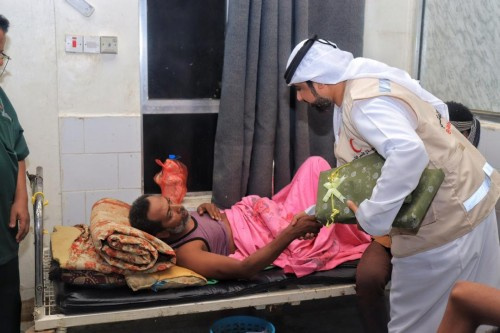  ممثل #الهلال_الأحمر_الإماراتي يزور عدد من المرضى في مشافي عدن(صور)