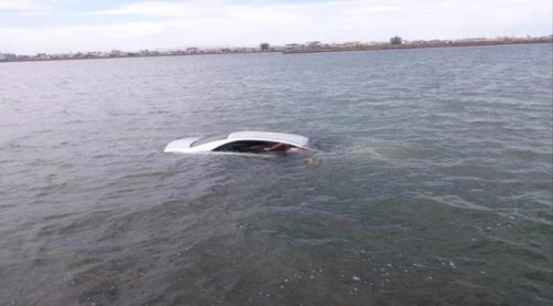 سقوط سيارة في خط الجسر ب#العاصمة_عـدن