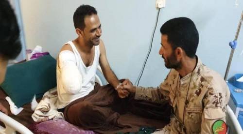 قائد اللواء الأول دعم وإسناد ونائبه يزوران الجريح محضار الحتس