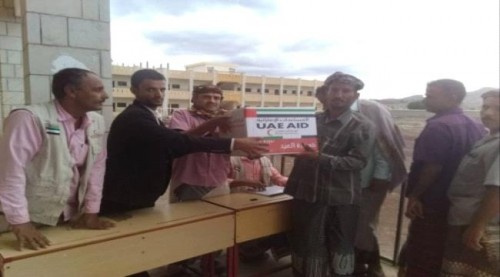 الهلال الإماراتي يوزيع ملابس العيد على أهالي الشهداء بردفان