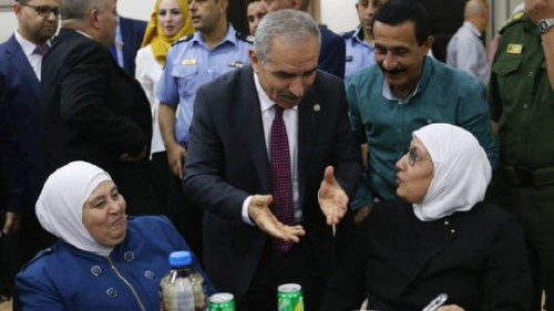 رئيس الوزراء الفلسطيني: لو ظل معنا قرش واحد سنعطيه لعائلات الشهداء والأسرى