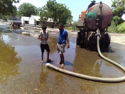 قيادة انتقالي #العاصمة_عدن ومؤسسة المياه والصرف الصحي تنفذان عملية شفط لمياه الأمطار الراكدة أمام كلية التربية بـخورمكسر