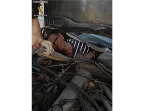 العثور على مهاجر غير شرعي داخل محرك سيارة في مليلية