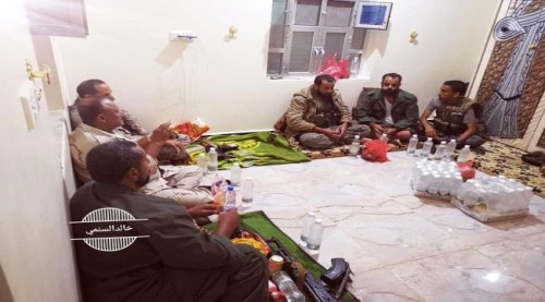 قائد المنطقة العسكرية الرابعة وعدد من قادة الجيش و الحزام الأمني يقدمون واجب العزاء لأسرة الشهيد القائد سيف سكره