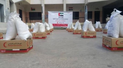 مقدمة من الهلال الإماراتي.. مدير عام التواهي يُدشن توزيع السلل الغذائية لأسر شهداء المديرية