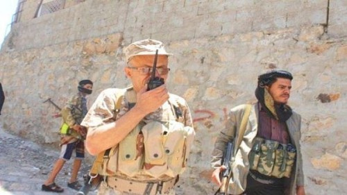 قائد عسكري إخواني بالشرعية يسلم مواقع للحوثيين في #تعز &nbsp;