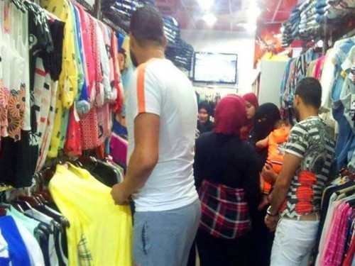 وسط غياب تام للرقابة.. ارتفاع جنوني للأسعار يحرم الأطفال من ملابس العيد ب#العاصمة_عـدن&nbsp;