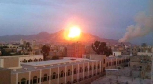 مليشيا #الحوثي تقصف مجمعا تجاريا ومساكن عمال في #الحـديدة