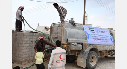 بدعم إماراتي.. “الهلال الأحمر” يقدم ( 150) وايت ماء دعما لأهالي الضليعه ب#حضرموت