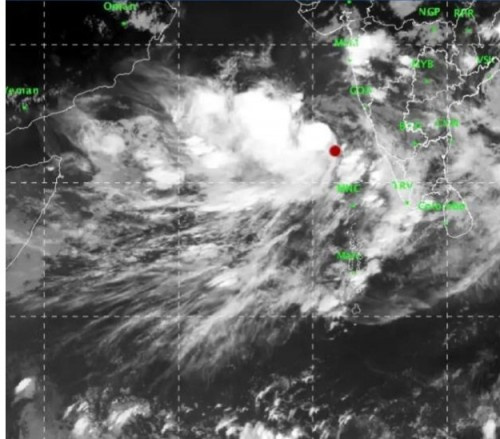 عاصفة مدارية تسير بمحاذاة السواحل الغربية الهندية وباكستان وسواحل عمان خلال الساعات القادمة   