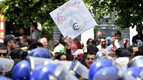 وزير الخارجية الفرنسي يقول إن بلاده تتابع "باهتمام" الوضع في الجزائر