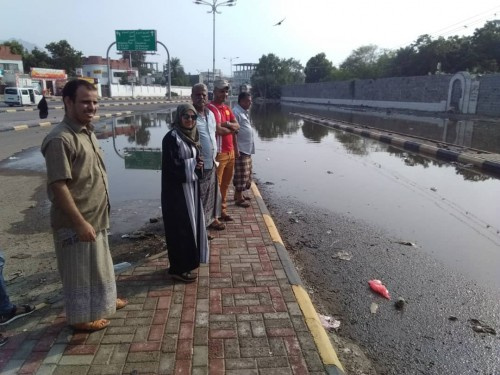 سوقي تتفقد أضرار الامطار بـ #خورمكسر وتوجه بسرعة شفط #المياه الراكدة المتبقية في شوارع المديرية