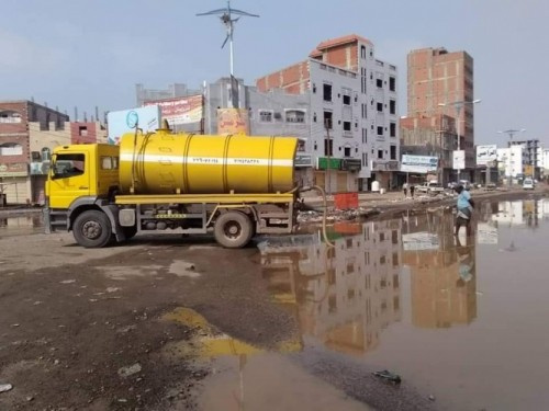 لجنة الطوارئ ب#المجلس_الانتقالي تدعم السلطة المحلية بالمنصورة لشفط المياه الراكدة