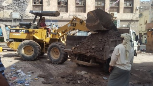 لجنة الطوارئ بـ#المجلس_الانتقالي تدشن حملة إزالة مخلفات الأمطار بمديرية صيرة (صور)