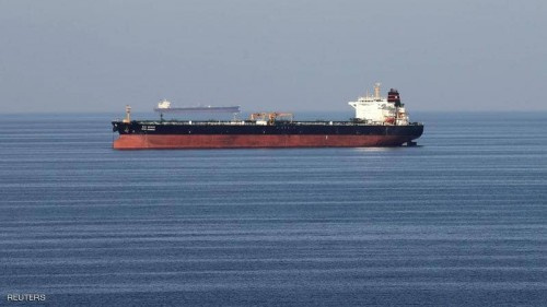 زوارق إيرانية تمنع سحب ناقلة نفط بعد الهجوم في خليج عمان