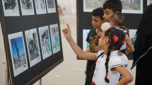 استمرار توافد الزوار لمعرض "جرائمهم في صور" لليوم الثاني بساحة العروض بالمكلا 