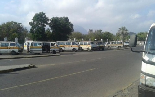 عدن: احتجاز سيارة الكهرباء في خور مكسر عقب احتراق محول بسبب العشوائي