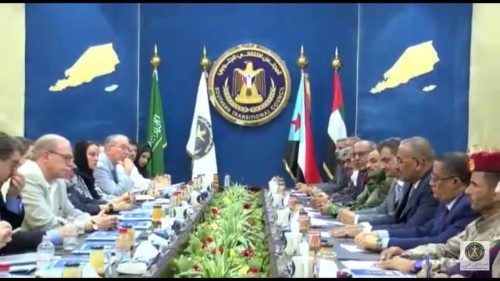 شاهد بـ(الفيديو).. استقبال الرئيس عيدروس  الزُبيدي فريق الباحثين الأمريكيين برئاسة السفير الأسبق جيرالد فايرستاين