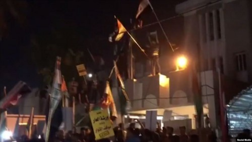 البحرين تستدعي سفيرها من بغداد بعد اقتحام السفارة