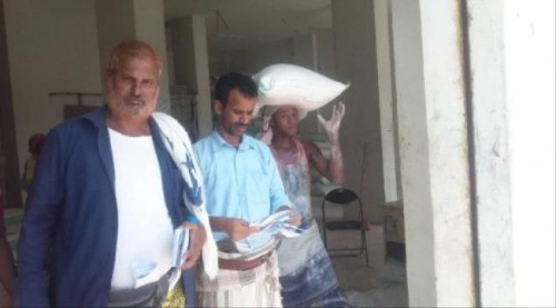 بدعم من برنامج الغذاء العالمي "WFP".. توزيع المساعدات الغذائية الخاصة بشهر يونيو على المستفيدين بردفان