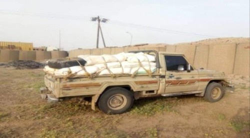 الحزام الأمني بلحج يضبط سيارة محملة بكميات من الأسمدة المهربة