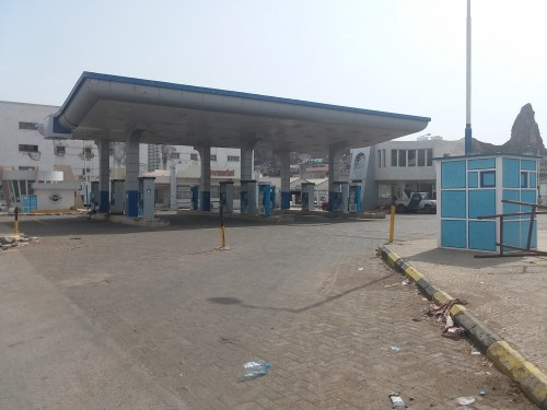 عمال وموظفو شركة النفط ينفذون اليات النقابة للاضراب الجزئي