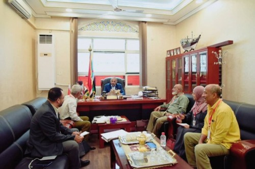 الرئيس الزُبيدي يلتقي أعضاء جمعية البحث العلمي