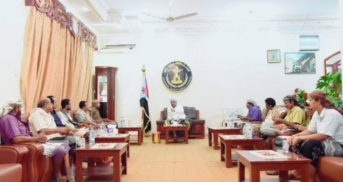 الرئيس الزُبيدي يلتقي بقيادات #المجلس_الانتقالي والمقاومة بمديرية مكيراس