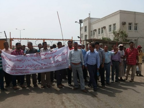 في خطوة تصعيدية.. اليوم عمال وعاملات شركة النفط بعدن يغلقون جميع المنشآت النفطية التابعة للشركة في البريقة