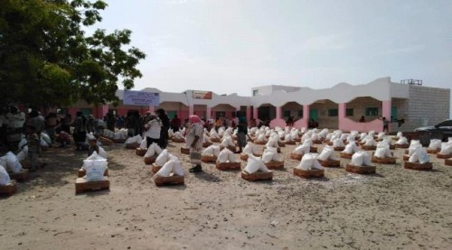 الهلال الإماراتي يوزع 500 سلة غذائية في مديرية زنجبار وضواحيها