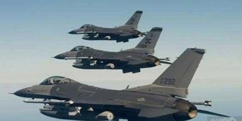 غارات جوية للتحالف على مواقع للحوثيين بمعسكر الحمزة في إب