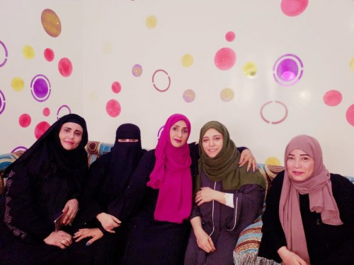 دائرة المرأة والطفل تطمئن على صحة رئيسة إدارة المرأة والطفل في انتقالي لحج 