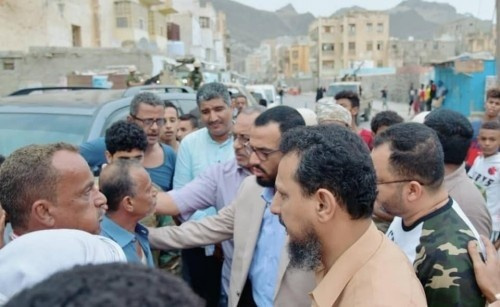 نائب رئيس المجلس الانتقالي يؤدي  العزاء في عامل المطار لطفي شماخ