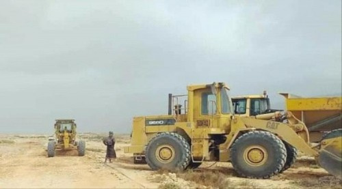 بدعم إماراتي.. الانتهاء من صيانة طريق قعرة الترابي بسقطرى