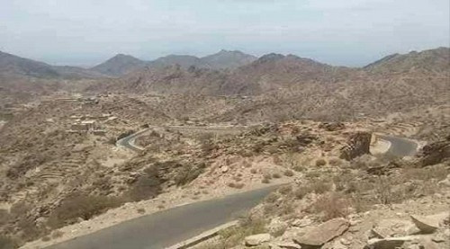 تهجير جماعي لعشرات الأسر من منازلها على الحدود بين لحج و#تعـز من قبل مليشيات #الحـوثي