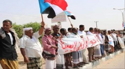 بعد محاولته ترويج مخرجات الاصلاح.. جماهير #حضـرموت تجبر الرعيني على مغادرة مقر اقامته بالمكلا