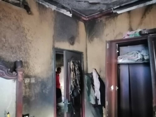 حريق يلتهم منزل اكاديمي بجامعة عدن ونجاة عائلته من الموت