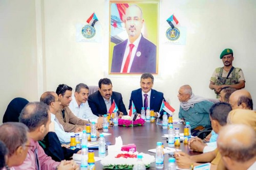 شاهد بـ(الفيديو).. الأمين العام للمجلس الانتقالي اثناء جولته التفقدية لمقر الانتقالي بلحج وترأسه لاجتماع موسع بقيادتها