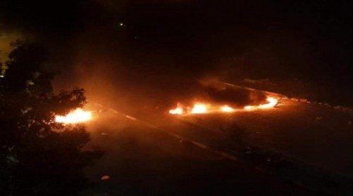 احتجاجات شعبية غاضبة وقطع الطرقات بالشحر بسبب انقطاع الكهرباء