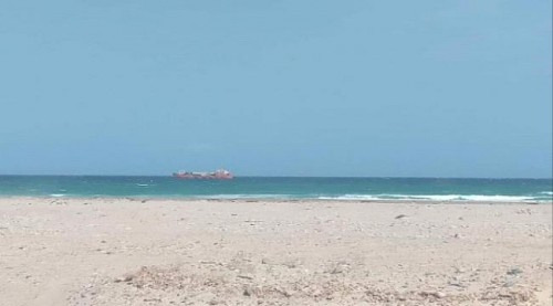 وصول سفينة مساعدات إماراتية تحمل مواداً غذائية إلى سقطرى